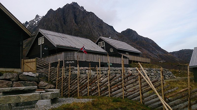 Bildegalleri - Alpehytta med Setretindane bak